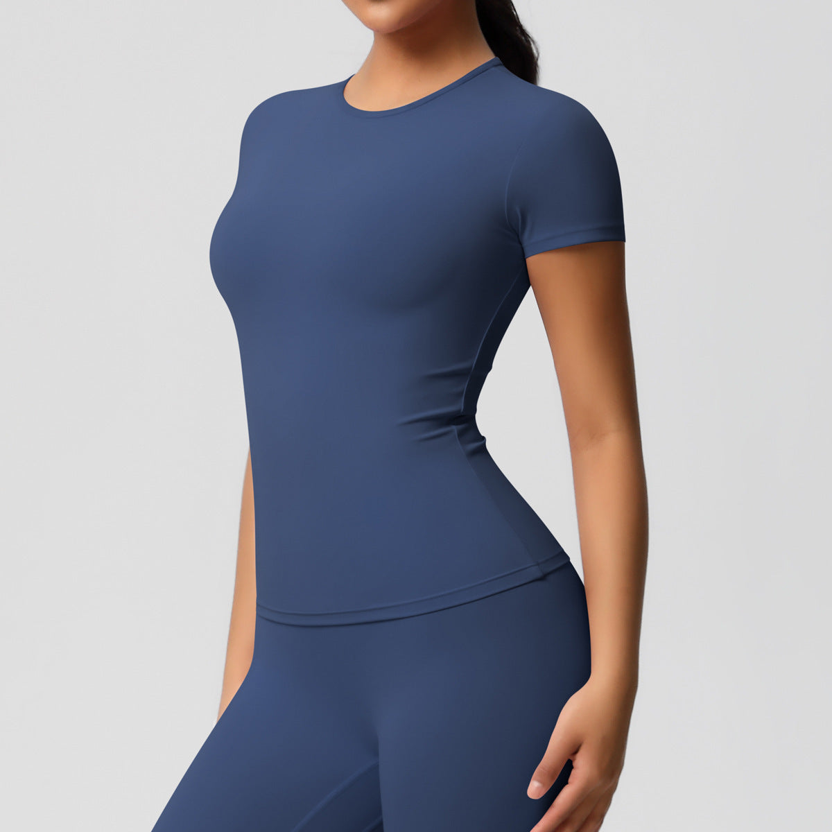 Figure-hugging shaped shirt with a feminine silhouette